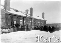 1904-1905, Jakuck, Cesarstwo Rosyjskie.
Grupa osób przed domem, kolejka.
Fot. NN, kolekcja Zygmunta Lewańskiego, udostępnił Julian Lewański

