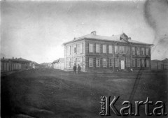 1904-1905, Jakuck, Cesarstwo Rosyjskie.
Ulica miasta, piętrowy dom.
Fot. NN, kolekcja Zygmunta Lewańskiego, udostępnił Julian Lewański

