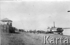 1904-1905, Jakuck, Cesarstwo Rosyjskie.
Parostatek na Lenie, budynek portowy, być może w Nordende, 8 km od Jakucka.
Fot. NN, kolekcja Zygmunta Lewańskiego, udostępnił Julian Lewański

