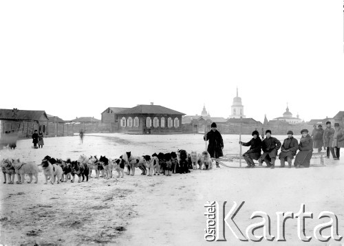 1904-1905, Jakuck, Cesarstwo Rosyjskie.
Psi zaprzęg, w tle panorama miasta.
Fot. NN, kolekcja Zygmunta Lewańskiego, udostępnił Julian Lewański

