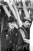1904-1905, Jakuck, Cesarstwo Rosyjskie.
Zygmunt Lewański (z prawej), członek Polskiej Partii Socjalistycznej, aresztowany w 1901 r. i skazany na 5 lat zesłania, na zdjęciu z towarzyszem.
Fot. NN, kolekcja Zygmunta Lewańskiego, udostępnił Julian Lewański

