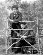 1904-1905, Jakuck, Cesarstwo Rosyjskie.
Zygmunt Lewański, członek Polskiej Partii Socjalistycznej, aresztowany w 1901 r. i skazany na 5 lat zesłania, na zdjęciu z towarzyszem.
Fot. NN, kolekcja Zygmunta Lewańskiego, udostępnił Julian Lewański

