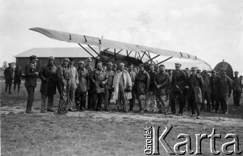 1918-1939, Lwów, Polska.
Lotnicy na tle rumuńskiego płatowca.
Fot. NN, zbiory Ośrodka KARTA, kolekcja Bronisława Voigta udostepniła Alicja Wojciechowska