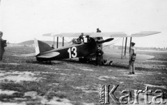 1918-1939, Lwów, Polska.
Płatowiec jugosłowiański przygotowywany przez obsługę naziemną do lotu.
Fot. NN, zbiory Ośrodka KARTA, kolekcja Bronisława Voigta udostepniła Alicja Wojciechowska
