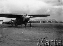 1918-1939, Lwów, Polska.
Samolot przed hangarami.
Fot. NN, zbiory Ośrodka KARTA, kolekcja Bronisława Voigta udostepniła Alicja Wojciechowska
