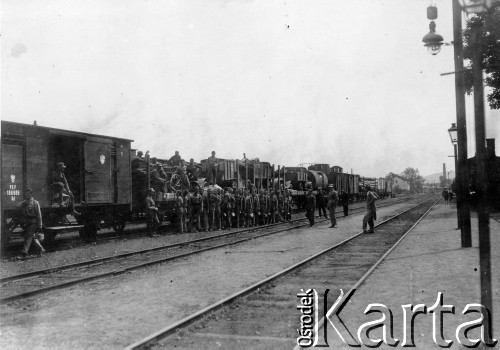 1918-1939, Bolechów, pow. Dolina, woj. stanisławowskie, Polska.
Eszelon wojskowy na stacji kolejowej, wydawanie obiadu.
Fot. NN, zbiory Ośrodka KARTA, kolekcja Bronisława Voigta udostepniła Alicja Wojciechowska
