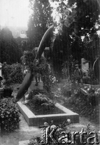 1918-1939, Lwów, Polska.
Grób pilota amerykańskiego.
Fot. NN, zbiory Ośrodka KARTA, kolekcja Bronisława Voigta udostepniła Alicja Wojciechowska
