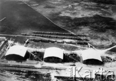 1918-1939, Lwów, Polska.
Lotnisko i hangary 6 Pułku Lotniczego.
Fot. NN, zbiory Ośrodka KARTA, kolekcja Bronisława Voigta udostepniła Alicja Wojciechowska
