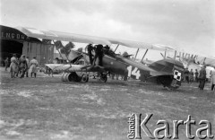 1918-1939, Lwów, Polska.
Płatowiec Potez 25 przygotowywany do udziału w rajdzie.
Fot. NN, zbiory Ośrodka KARTA, kolekcja Bronisława Voigta udostepniła Alicja Wojciechowska

