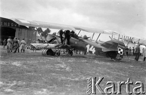 1918-1939, Lwów, Polska.
Płatowiec Potez 25 przygotowywany do udziału w rajdzie.
Fot. NN, zbiory Ośrodka KARTA, kolekcja Bronisława Voigta udostepniła Alicja Wojciechowska
