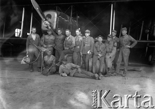 1918-1939, Lwów, Polska.
Obsługa naziemna i mechanicy, trzeci z lewej stoi Marian Voigt.
Fot. NN, zbiory Ośrodka KARTA, kolekcja Bronisława Voigta udostepniła Alicja Wojciechowska
