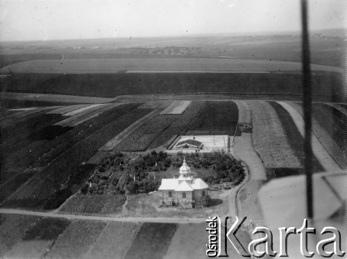 1918-1939, Zborów, Polska.
Drewniany kościółek, w tle cmentarz poległych Czechów.
Fot. NN, zbiory Ośrodka KARTA, kolekcja Bronisława Voigta udostepniła Alicja Wojciechowska
