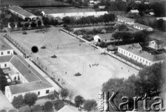 1918-1939, Żurawica k. Przemyśla, Polska.
Koszary oraz plac ćwiczen 2 batalionu czołgów.
Fot. NN, zbiory Ośrodka KARTA, kolekcja Bronisława Voigta udostepniła Alicja Wojciechowska
