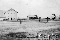 1918-1939, Tarnawatka, powiat Tomaszów Lubelski, woj. lubelskie, Polska.
Stójka pod karabinem.
Fot. NN, zbiory Ośrodka KARTA, kolekcja Bronisława Voigta udostepniła Alicja Wojciechowska
