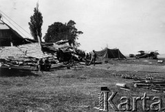 17.09.1928, Tarnawatka, powiat Tomaszów Lubelski, woj. lubelskie, Polska.
Zniszczenia dokonane przez huragan na lotnisku.
Fot. NN, zbiory Ośrodka KARTA, kolekcja Bronisława Voigta udostepniła Alicja Wojciechowska
