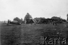 17.09.1928, Tarnawatka, powiat Tomaszów Lubelski, woj. lubelskie, Polska.
Zniszczenia dokonane przez huragan na lotnisku.
Fot. NN, zbiory Ośrodka KARTA, kolekcja Bronisława Voigta udostepniła Alicja Wojciechowska
