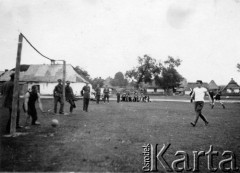 1928, Tarnawatka, powiat Tomaszów Lubelski, woj. lubelskie, Polska.
Mecz piłki nożnej.
Fot. NN, zbiory Ośrodka KARTA, kolekcja Bronisława Voigta udostępniła Alicja Wojciechowska
