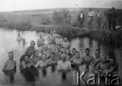 1928, Tarnawatka, pow. Tomaszów Lubelski., woj. lubelskie, Polska.
Żołnierze w kąpieli.
Fot. NN, zbiory Oúrodka KARTA, kolekcja Bronisława Voigta udostępniła Alicja Wojciechowska
