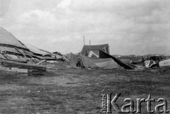 17.09.1928, Tarnawatka, powiat Tomaszów Lubelski, woj. lubelskie, Polska.
Zniszczenia dokonane przez huragan na lotnisku.
Fot. NN, zbiory Ośrodka KARTA, kolekcja Bronisława Voigta udostepniła Alicja Wojciechowska
