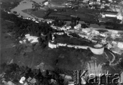 1918-1939, Trembowla, woj. tarnopolskie, Polska.
Panorama miasteczka, na wzgórzu ruiny zamku.
Fot. NN, zbiory Ośrodka KARTA, kolekcja Bronisława Voigta udostepniła Alicja Wojciechowska
