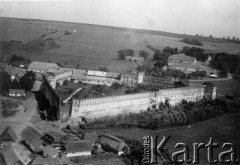 1918-1939, Stare Sioło, pow. Bóbrka, woj. lwowskie, Polska.
Panorama wsi, w środku ruiny zamku.
Fot. NN, zbiory Ośrodka KARTA, kolekcja Bronisława Voigta udostepniła Alicja Wojciechowska
