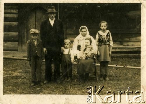 Lata 20., Łabowa k. Nowego Sącza, woj. krakowskie, Polska.
Rodzina Jarzębiaków przed swoim gospodarstwem.
Fot. NN, kolekcja Luby Jarzębiak, zbiory Ośrodka KARTA