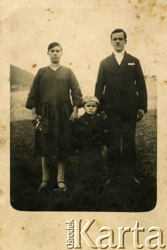 1928, Łabowa k. Nowego Sącza, woj. krakowskie, Polska.
Rodzice późniejszego męża Luby Jarzębiak, Pawła. Irena i Nikita Jarzębiakowie z najstarszym synem Piotrem. 
Fot. NN, kolekcja Luby Jarzębiak, zbiory Ośrodka KARTA