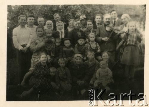 1948, Arkadijewka, Ukraińska Socjalistyczna Republika Radziecka.
Rodzina Piotra Jarzębiaka (stoi 1. z lewej) bierze udział w wiejskiej zabawie. Jarzębiakowie zostali deportowani 15.04.1945 r. z Łabowy k. Nowego Sącza. 
Fot. NN, kolekcja Luby Jarzębiak, zbiory Ośrodka KARTA