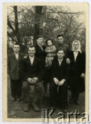 1954, Arkadijewka, Ukraińska Socjalistyczna Republika Radziecka.
Rodzina męża Luby Jarzębiak, Pawła. Zostali deportowani 15.04.1945 r. z Łabowy k. Nowego Sącza. Stoją od lewej: Paweł, Nikita (ojciec), żona Piotra, syn Piotra, Piotr (najstarszy brat), Antoni (starszy brat), Irena (matka). 
Fot. NN, kolekcja Luby Jarzębiak, zbiory Ośrodka KARTA