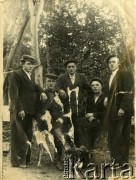 1961, Arkadijewka, Ukraińska Socjalistyczna Republika Radziecka.
Antoni Jarzębiak (w środku), starszy brat późniejszego męża Luby Jarzębiak - Pawła, w towarzystwie kolegów. Rodzina została deportowana 15.04.1945 r. z Łabowy k. Nowego Sącza.
Fot. NN, kolekcja Luby Jarzębiak, zbiory Ośrodka KARTA
