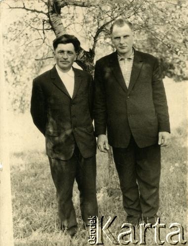 1961, Arkadijewka, Ukraińska Socjalistyczna Republika Radziecka.
Antoni Jarzębiak (z lewej), starszy brat późniejszego męża Luby Jarzębiak - Pawła, w towarzystwie kolegi. Rodzina Jarzębiaków została deportowana 15.04.1945 r. z Łabowy k. Nowego Sącza.
Fot. NN, kolekcja Luby Jarzębiak, zbiory Ośrodka KARTA