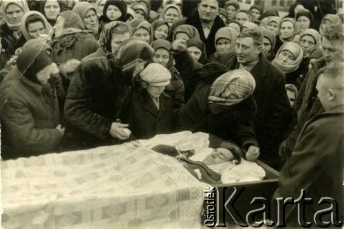 Listopad 1969, Arkadijewka, Ukraińska Socjalistyczna Republika Radziecka.
Pogrzeb Antoniego Jarzębiaka, starszego brata późniejszego męża Luby Jarzębiak, Pawła. Rodzina Jarzębiaków została deportowana 15.04.1945 r. z Łabowy k. Nowego Sącza.
Fot. NN, kolekcja Luby Jarzębiak, zbiory Ośrodka KARTA