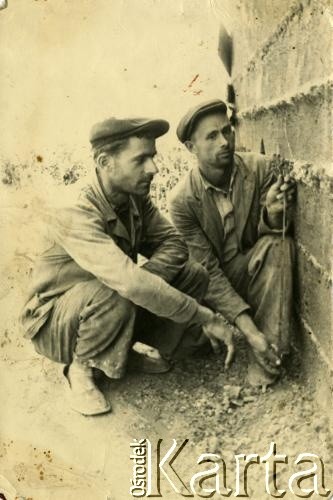 1969, Arkadijewka, Ukraińska Socjalistyczna Republika Radziecka.
Piotr Jarzębiak (z lewej), najstarszy brat późniejszego męża Luby Jarzębiak - Pawła, w towarzystwie kolegi. Rodzina Jarzębiaków została deportowana 15.04.1945 r. z Łabowy k. Nowego Sącza. Wrócił do Polski w 1970 r.
Fot. NN, kolekcja Luby Jarzębiak, zbiory Ośrodka KARTA