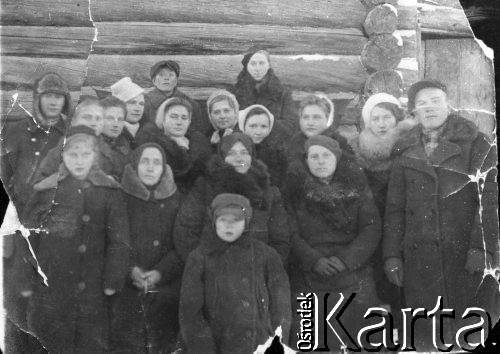 1942, Jurginski rej., Omska obł., ZSRR.
Polacy deportowani do ZSRR, pierwszy z lewej stoi Mieczysław Rozner.
Fot. NN, zbiory Ośrodka KARTA, udostępniła Danuta Pawyza