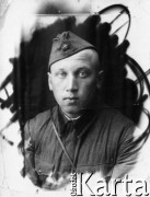 1940, ZSRR.
Stefan Mielnik - w 1939 r. wstąpił na ochotnika do Wojska Polskiego, w 1940 r. został wcielony do Armii Czerwonej (na zdjęciu w mundurze). Aresztowany w 1942 r. za działalność antysowiecką i skazany na 10 lat łagrów przebywał w swierdłowskiej obłasti, gdzie zmarł na zapalenie płuc w 1943 r.
Fot. NN, zbiory Ośrodka KARTA, udostępniła Danuta Konieczna
