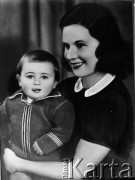 Lata 50., Polska.
Stanisław Pyjas z matką, portret.
Fot. NN, reprodukcja W. Surdziel, zbiory Ośrodka KARTA
