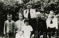 8.08.1939, Jezierna Polska.
Władysław Bitka (komendant posterunku policji w Jeziornej k. Tarnopola; rozstrzelany 19 września 1939 r. przez NKWD) z żoną Zofią i dziećmi. 
Fot. NN, zbiory Ośrodka KARTA, kolekcja Władysława Bitki [AW III/53]