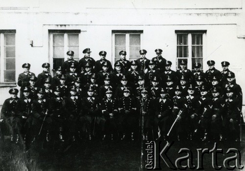 20.01.1935, Warszawa, Polska.
Adepci szkoły policyjnej. W drugim rzędzie od prawej Władysław Bitka - komendant posterunku policji w Jeziornej k. Tarnopola; rozstrzelany 19 września przez NKWD.
Fot. NN, zbiory Ośrodka KARTA, kolekcja Władysława Bitki [AW III/53]