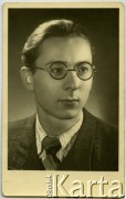 Przed wrześniem 1939, Polska.
Zbigniew Kołwzan ps. Nagan – starszy strzelec 1 Kompanii 3 Brygady Wileńskiej „Szczerbca” Armii Krajowej. Zginął 13 maja 1944 roku w bitwie pod Murowaną Oszmianką.
Fot. NN, zbiory Ośrodka KARTA, kolekcja Zbigniewa i Antoniego Kołwzanów [AW III/109]