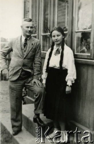 Czerwiec 1939, Łomża, woj. białostockie, Polska.
Stanisław Teofil Dębski z córką Zofią. S.T. Dębski przed wojną był przodownikiem Straży Granicznej. 21.04.1940 aresztowany przez NKWD w Łomży, gdzie pełnił służbę. Jego dalsze losy nie są znane.
Fot. NN, zbiory Ośrodka KARTA, kolekcja Stanisława Dębskiego [AW III/115]