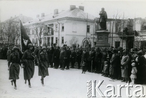 1923-1927, Tarnopol, Polska.
Poczet sztandarowy harcerek przy pomniku Adama Mickiewicza. Defiladę odbiera gen. Mariański. 
Fot. NN, zbiory Ośrodka KARTA, kolekcja Juliusza Solarskiego [AW III/156]