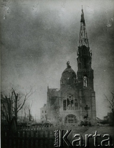 1944, Tarnopol.
Kościół parafialny zniszczony pociskami przez wojska sowieckie.
Fot. NN, zbiory Ośrodka KARTA, kolekcja Juliusza Solarskiego [AW III/156]
