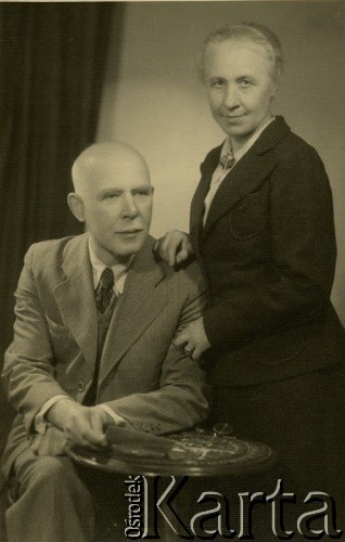 Ok. 1943, Lwów, Dystrykt Galicja, Generalne Gubernatorstwo.
Klaudiusz i Maria z Paraszczaków Solarscy – rodzicie Janusza, zamordowanego we Lwowie przez NKWD. Maria Solarska została wywieziona do Donbasu w 1944 r. 
Fot. Fotoatelier Skórski, zbiory Ośrodka KARTA, kolekcja Juliusza Solarskiego [AW III/156]