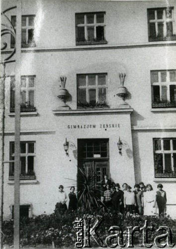 Przed wrześniem1939, Tarnopol, Polska.
Fronton Prywatnego Gimnazjum Żeńskiego Zofii Lenkiewiczowej przy ul. Brodzińskiego 4.
Fot. NN, zbiory Ośrodka KARTA, kolekcja Juliusza Solarskiego [AW III/156]