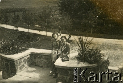 Lata 30., Łuck, woj. wołyńskie, Polska.
Wanda Paciejewska (1. z prawej) - w czasie II wojny światowej zesłana do Kazachstanu - z nieznaną kobietą.
Fot. NN, zbiory Ośrodka KARTA, kolekcja Jany Cerny [AW III/213]