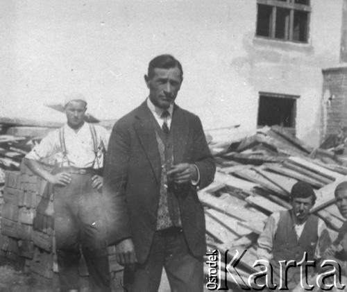 Wrzesień 1931, Polska.
Architekt lwowski Adam Draniewicz na placu budowy. Po wybuchu wojny zesłany do Kazachstanu, gdzie zmarł w 1943 r.
Fot. NN, zbiory Ośrodka KARTA, kolekcja Tadeusza i Zbigniewa Draniewiczów [AW III/375]