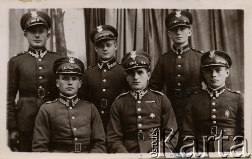 1931, Iwieniec, woj. nowogródzkie, Polska.
Żołnierze Korpusu Ochrony Pogranicza. Wśród nich Wincenty Nowak – przed wojną starszy sierżant batalionu Korpusu Ochrony  Pogranicza Stołpcach. Po wkroczeniu Armii Czerwonej do Polski, jego batalion został okrążony i wzięty do niewoli. Przebywał w więzieniu NKWD w 1940 r. Jego dalsze losy nie są znane.
Fot. R. Batwinik (ul. Piłsudskiego 15, Iwieniec), zbiory Ośrodka KARTA, kolekcja Edwarda Nowaka [AW III/415]