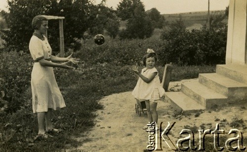 1918-1939, Polska.
Zabawa piłką. Na zdjęciu prawdopodobnie córka Marii i Juliusza Pawlikowskich.
Fot. NN, zbiory Ośrodka KARTA, kolekcja Marii Pawlikowskiej [AW III/433]