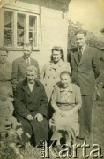 1948, Polska.
Zygmunt Piórko po powrocie z Syberii. Od lewej: siostra Hanna, ojciec Zygmunt, siostra Genonefa, szwagier, brat Jerzy, dziadek, babcia.
Fot. NN, zbiory Ośrodka KARTA, kolekcja Wiktora Szymaka [AW III/466]