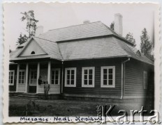 Przed wrześniem 1939, Mieżańce, Nadleśnictwo Koniawa, woj. wileńskie, Polska.
Dworek, z którego została wywieziona na Sybir rodzina Puklińskich.
Fot. NN, zbiory Ośrodka KARTA, kolekcja Adeli i Antoniego Pukińskich [AW III/494]